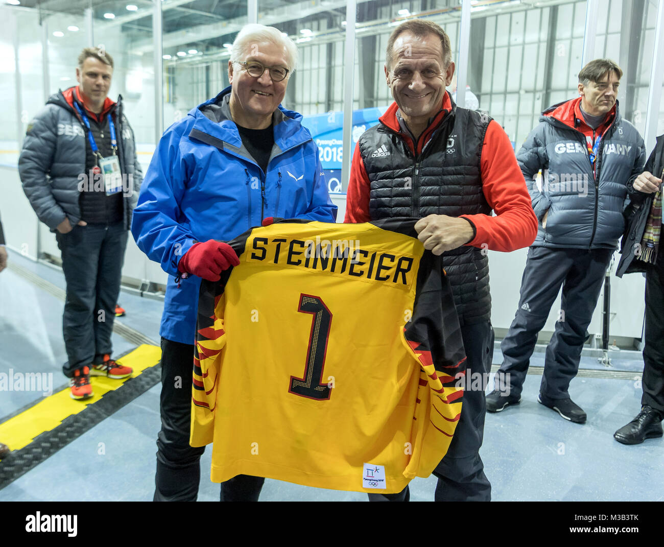 Gangneung, South Korea. 20th Feb, 2018. German President Frank-Walter Steinmeier (l) and President of the German Olympic Sports Association (DOSB) Alfons Hoermann hold up the German ice hockey team's jersey at a training session for the Pyeongchang Winter Olympics in Gangneung, South Korea, 20 February 2018. Credit: Peter Kneffel/dpa/Alamy Live News Stock Photo