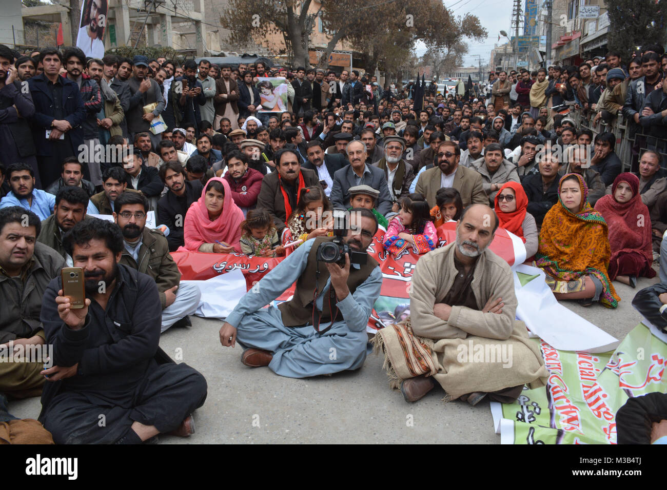 QUETTA, PAKISTAN. Feb-10 2018: hundred of people are protesting in favor of demands of All Pashtun Qaumi Jirga Long March from Feb-01 2018 at capital of Pakistan Islamabad at front of Quetta Press Club. Credit: Din Muhammad Watanpaal/Alamy Live News Stock Photo