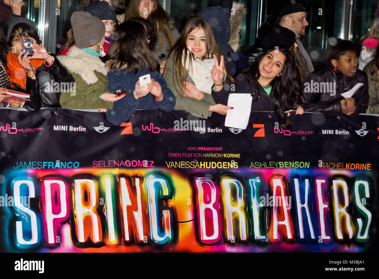 Fans warten auch ihre Lieblings Schauspieler auf dem roten Teppich bei der Kinofilm Premiere "Spring Breakers" im Berliner Sony Center am Potsdamer Platz. Stock Photo