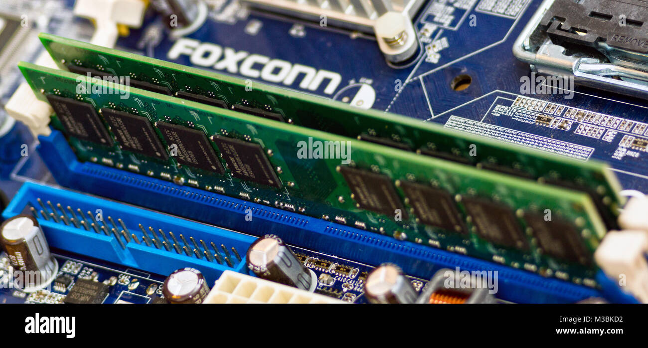 2 DDR2-SDRAM-Arbeitsspeicher Riegel eingesetzt in ein LGA775-Chipsatz Mainboard. Stock Photo
