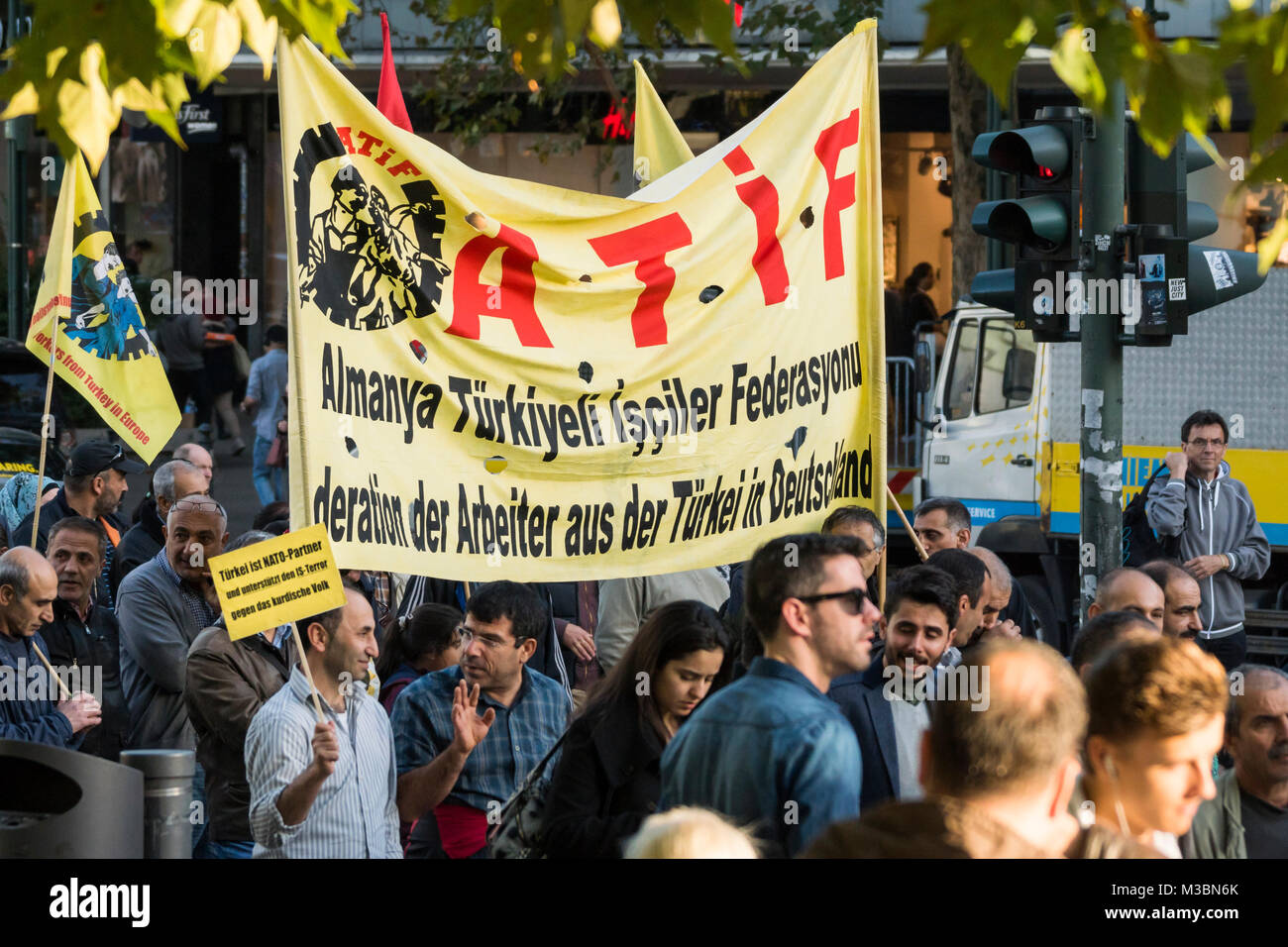 Demonstration gegen IS-Terror, aus Solidarität mit der Bevölkerung in der syrischen Grenzstadt Kobane haben Berliner Kurden am Samstag gegen den Terror der Miliz Islamischer Staat (IS) demonstriert und zogen die Teilnehmer über die Tauentzienstraße und Kurfürstendamm zum Adenauerplatz, dort wurde die Demonstration am frühen Abend nach einer Schweigeminute für beendet erklärt. Stock Photo