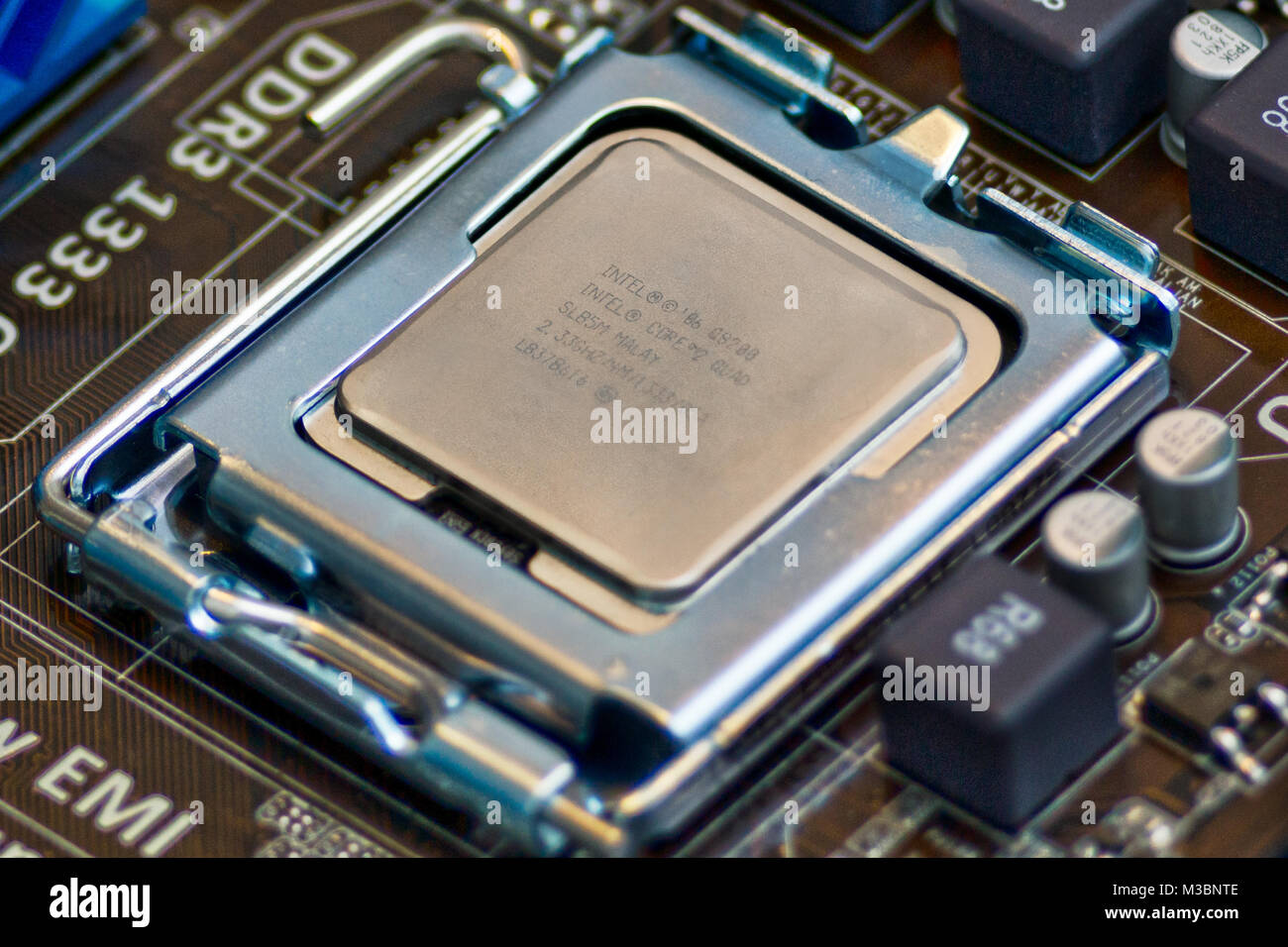Geschlossener LGA775 CPU Sockel (Land Grid Array) mit eingelegter CPU ...