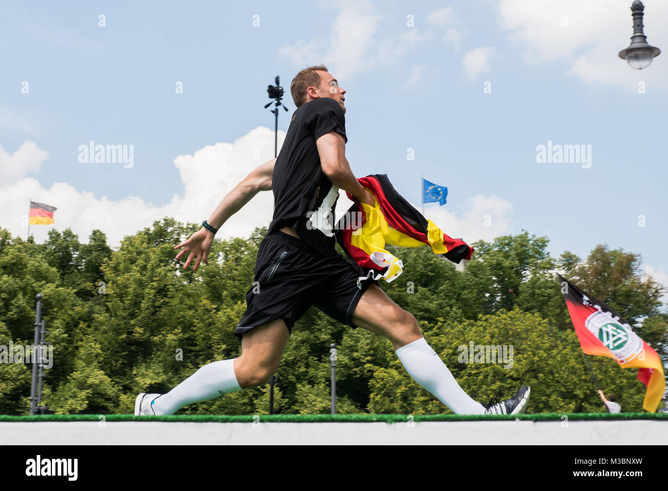 Manuel Peter Neuer beim  Empfang der Nationalmannschaft am Brandenburger Tor zur Fussballweltmeisterschaft 2014 Stock Photo