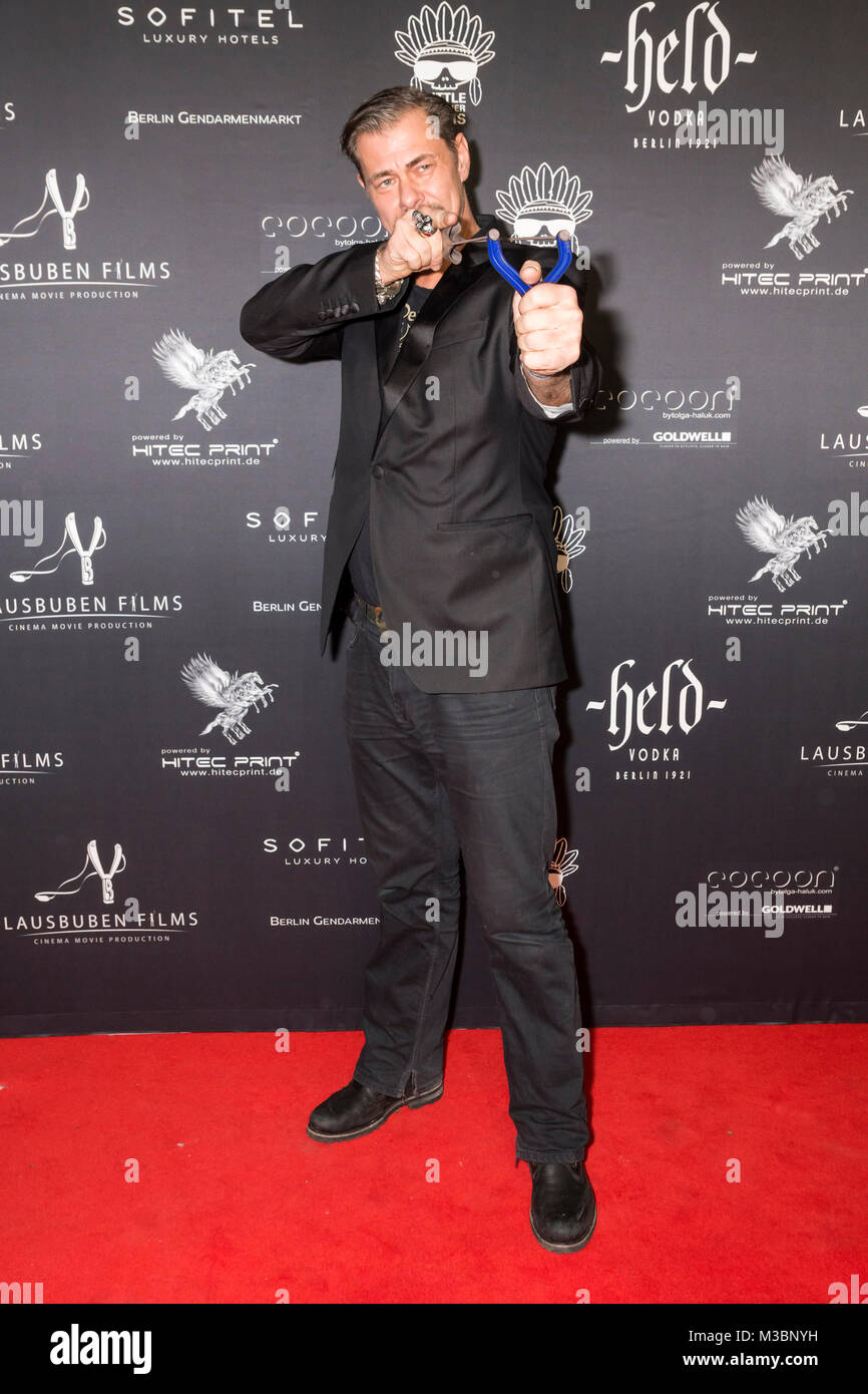 Sven Martinek auf dem roten Teppich mit Steinschleuder bei der