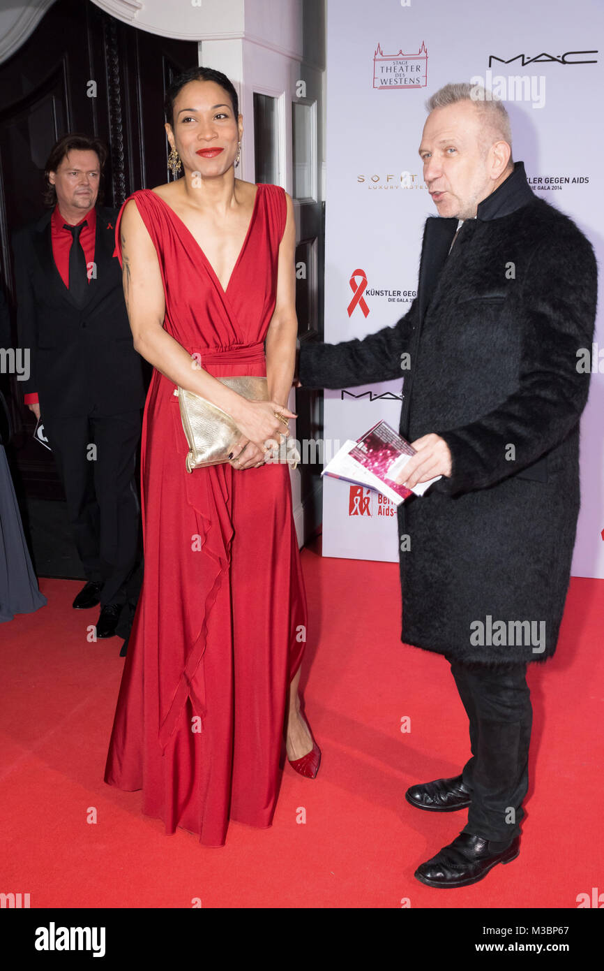 Annabelle Mandeng und Jean Paul Gaultier auf dem roten Teppich bei der Künstler gegen Aids  -Die Gala 2014- im Berliner Theater des Westens. Stock Photo