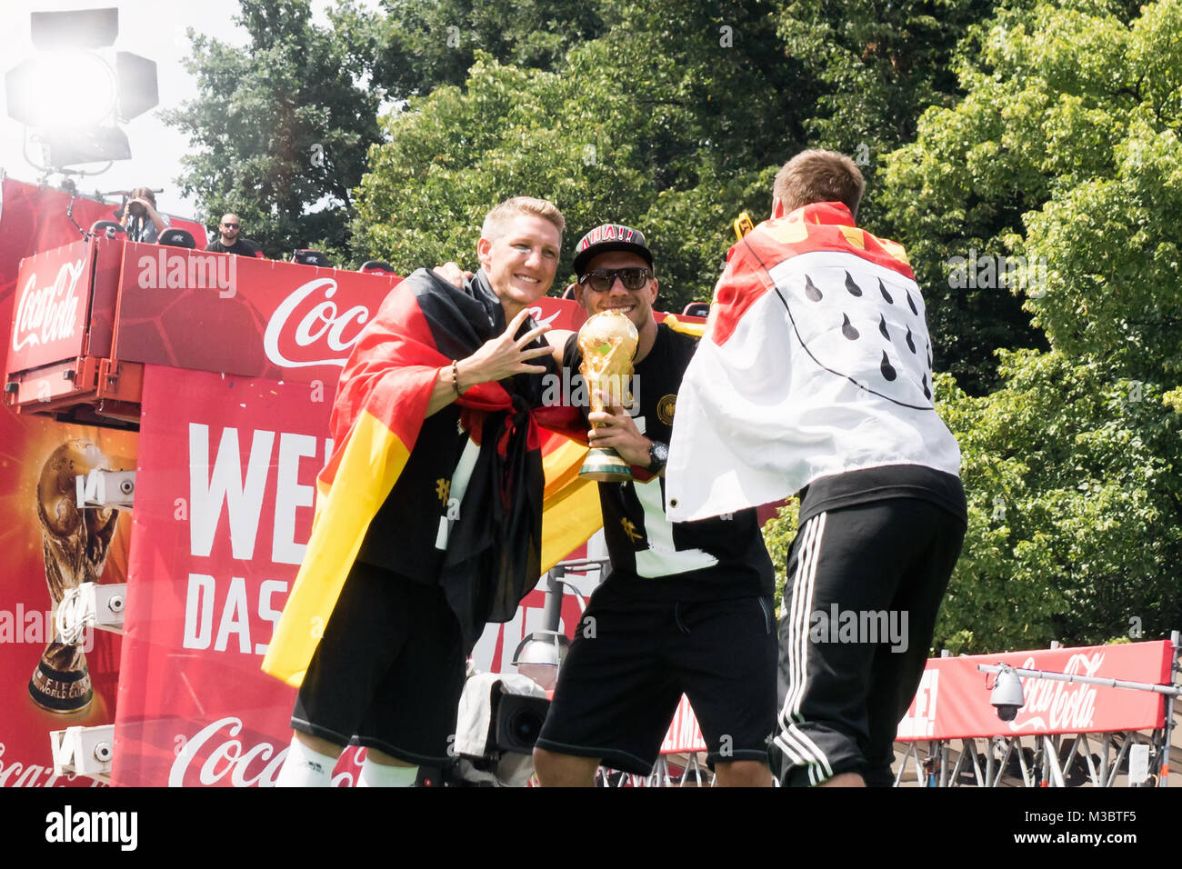 Bastian Schweinsteiger und Lukas Podolski mit WM Pokal beim  Empfang der Nationalmannschaft am Brandenburger Tor zur Fussballweltmeisterschaft 2014 Stock Photo
