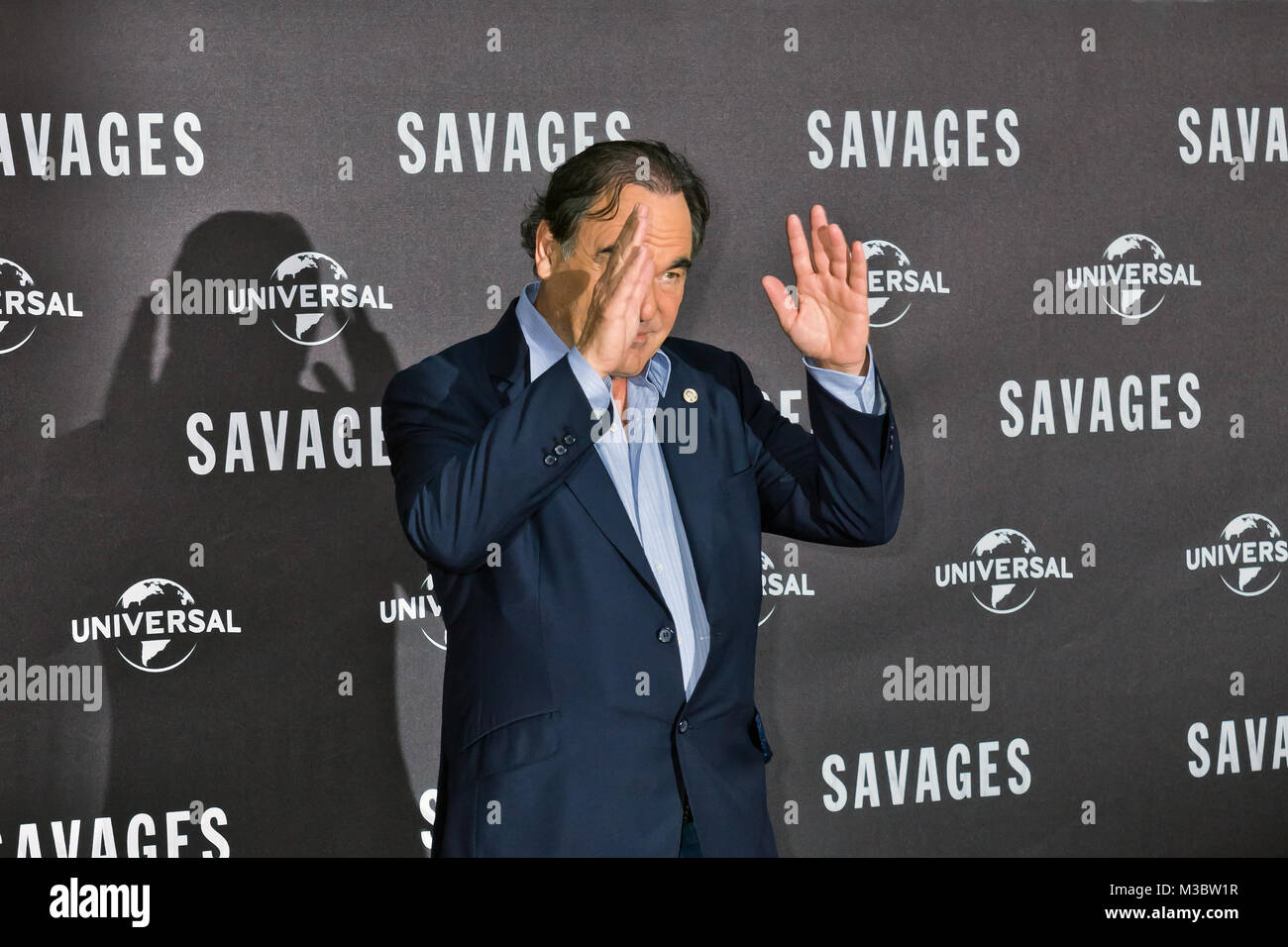Oliver Stone ( Regisseur )hält die Hände hoch beim Photo Call zum Kinostart von -Savages- im Berliner Hotel Adlon, kleiner Wintergarten. Stock Photo