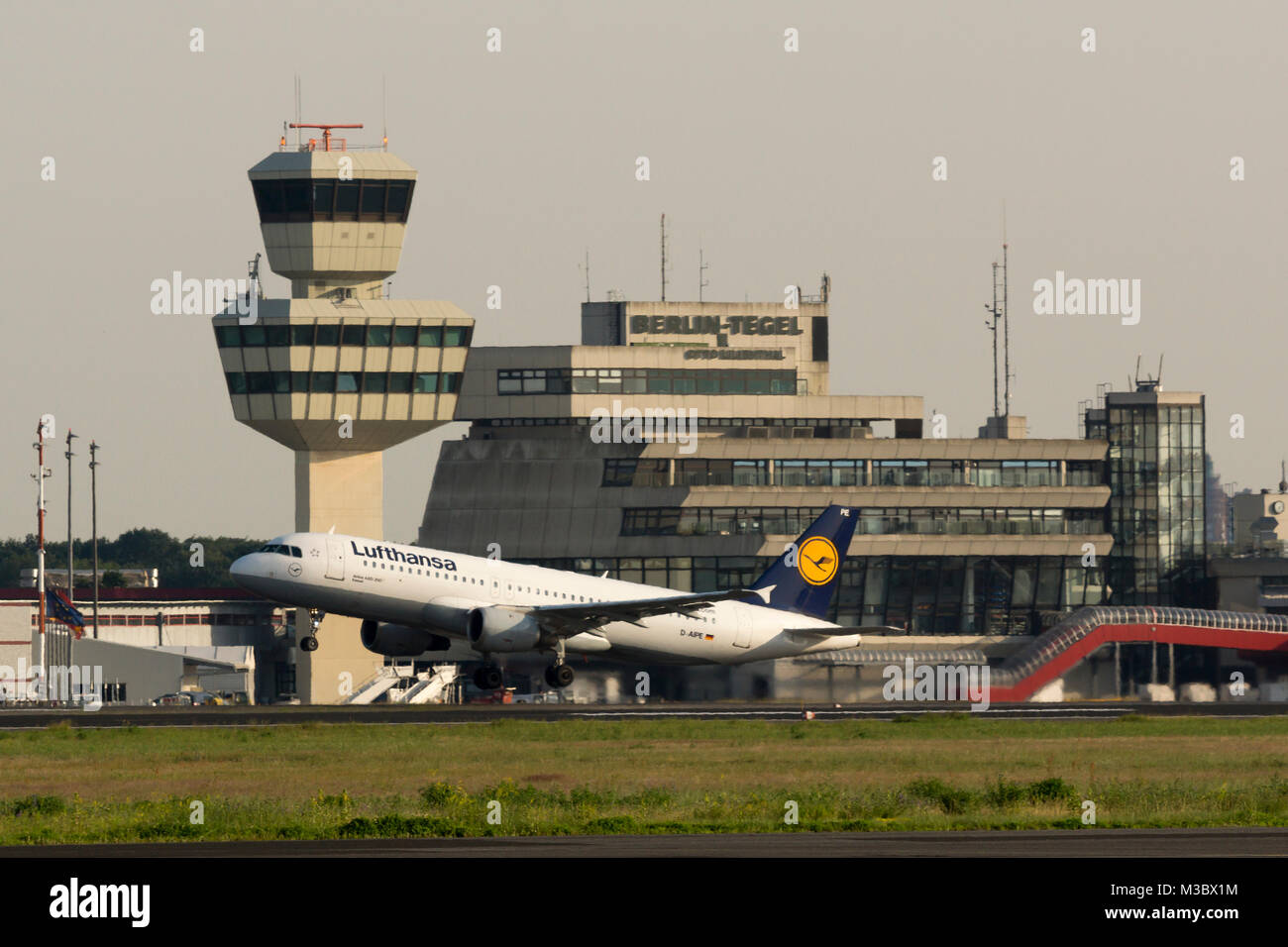 Start des Lufthansa Aibus A320 -Kassel- vom Berliner Flughafen Telgel Stock Photo