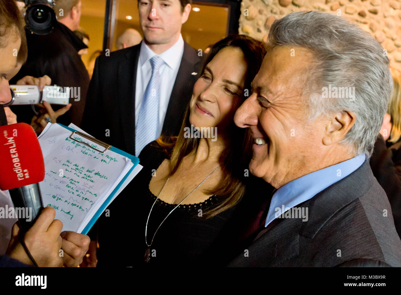 Dustin Hoffman und Lisa Gottsegen beim Interview auf dem roten Teppich bei der Filmpremiere 'Quartett' in der Deutschen Oper Bismarkstraße 35 in Berlin Stock Photo