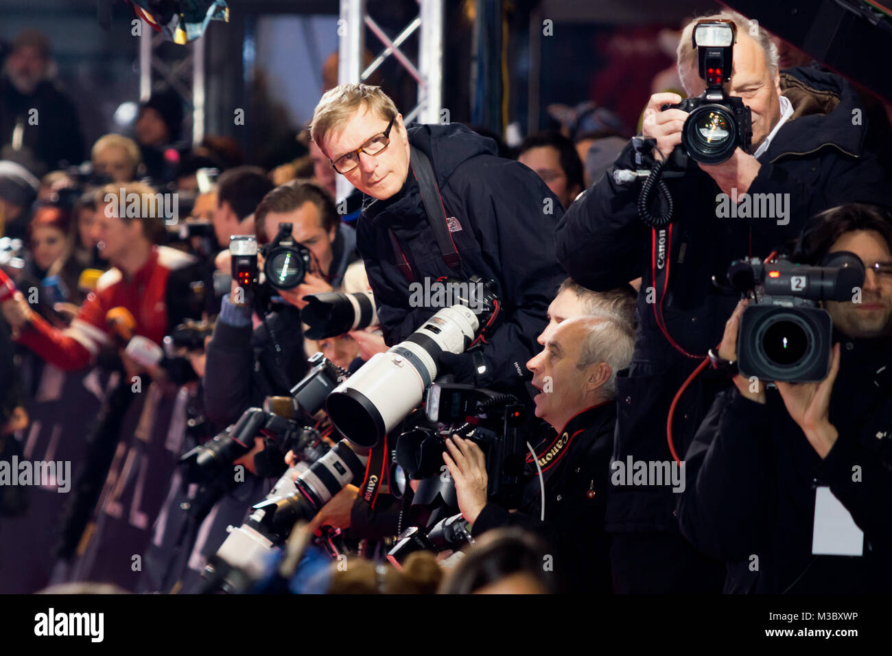 Pressefotografen warten auf die Hauptdarsteller am  roten Teppich zur Deutschlandpremiere zum neuen James Bond 007 - SKYFALL im Berliner Theater am Potsdamer Platz, Marlene-Dietrich-Platz 1. Stock Photo