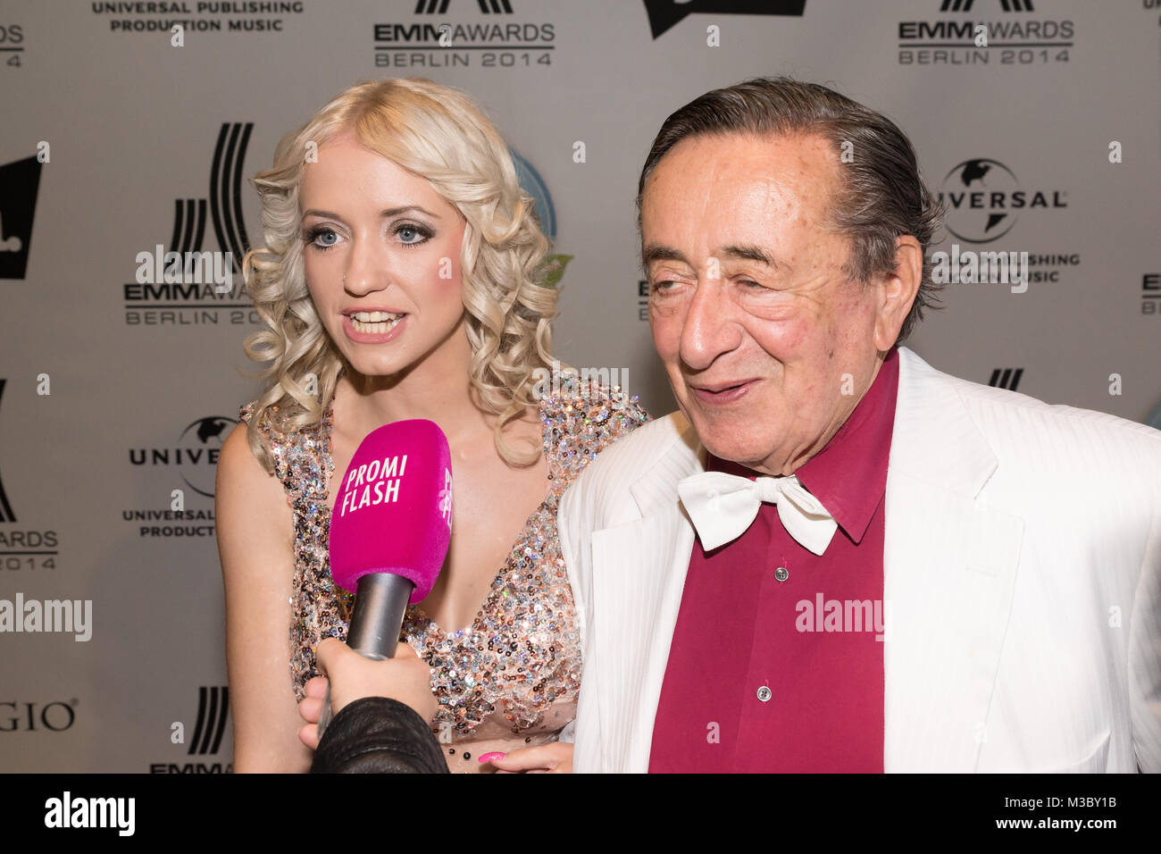 Baulöwe Richard Lugner mit Spatzi ( Cathy Schmitz )  und  bei der Musik- und Medienpreis EMMAward Preisverleihung im ADAGIO Marlene-Dietrich-Platz 1 am Potsdamer Platz, Stock Photo