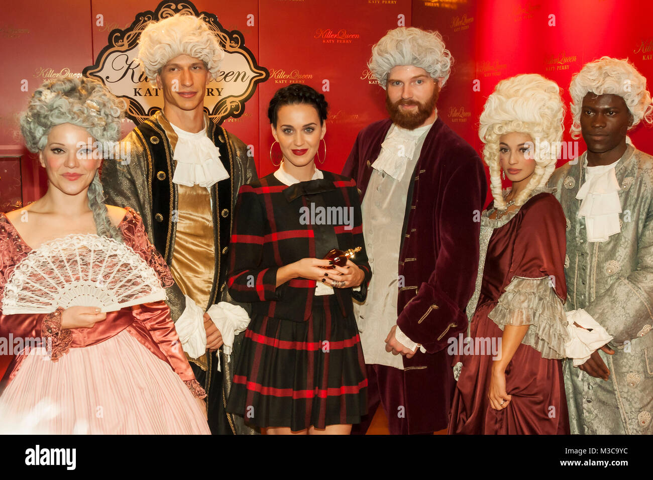 Katy Perry stellt ihren neuen Duft KillerQueen in der Douglas-Filiale