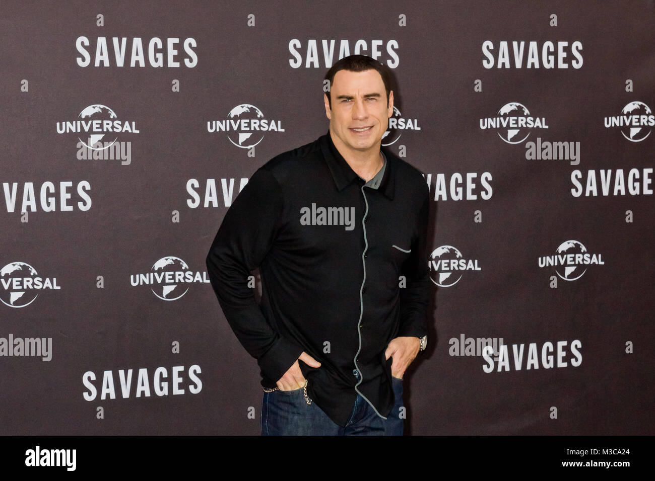 John Travolta (US-Schauspieler) mit Hände in den Taschen beim Photo Call zum Kinostart von -Savages- im Berliner Hotel Adlon, kleiner Wintergarten. Stock Photo