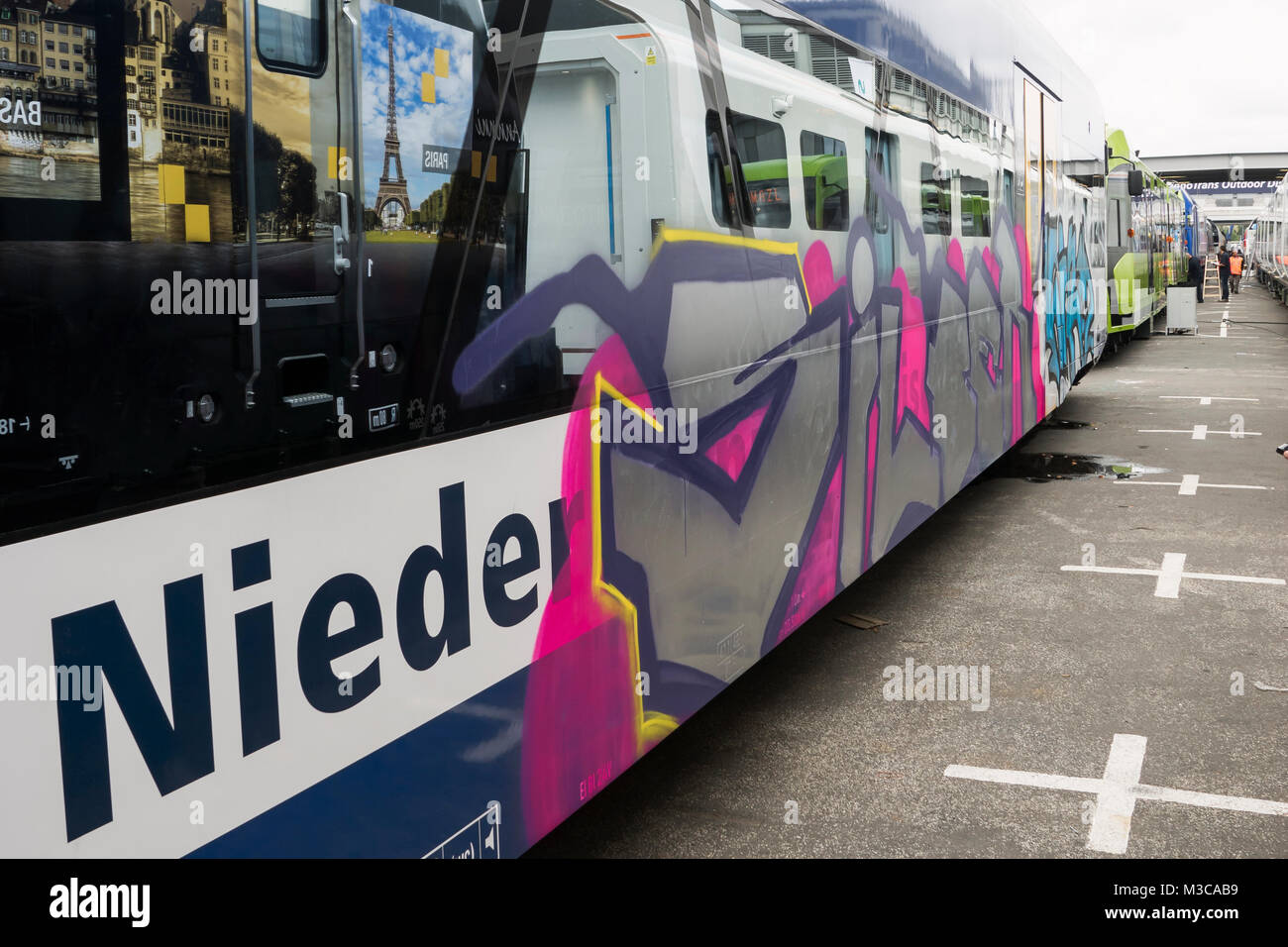 Ein Ausstellungsfahrzeug der Niederlande NEB wurde schon vor der Eröffnung der Innotrans 2014 von Vandalismus Graffiti Sprayer heimgesucht und beschädigt. Stock Photo