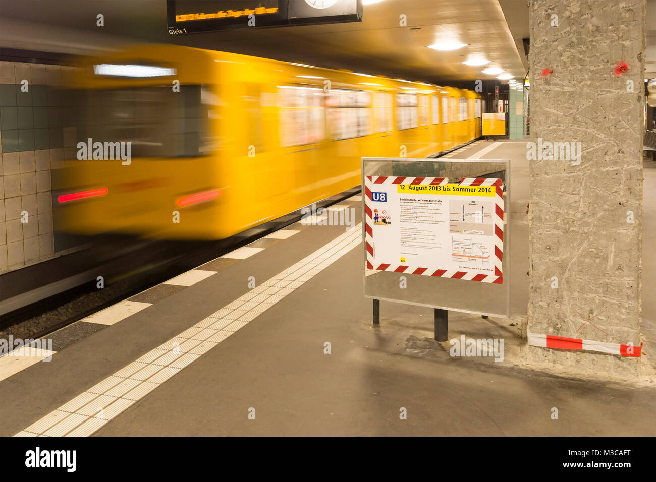 Die letzten U-Bahnzüge fahren aus dem S+ U Bahhof Hermannstraße der wie der U-Bahnhof Leinestraße und U-Bahnhof Bodinstraße für ca. 9 Monate bis Sommer 2014 geschlossen und dringend renoviert werden muß. Stock Photo