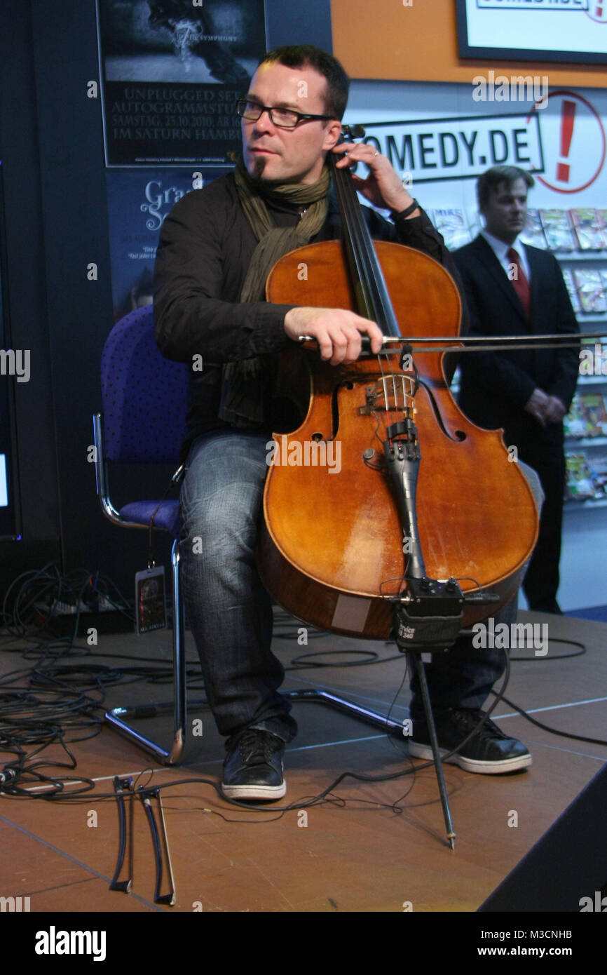 Minikonzert und Autogrammstunde der Cello-Gothic Band "Apocalyptica" aus Finnland, Saturn Moenckebergstrasse, Hamburg, 23.10.2010, die Band Apocalyptica besteht aus Eicca Toppinen, Paavo Loetjoenen, Perttu Kivilaakso und Mikko Siren als Drummer. Zusaetzlich ist bei Live-Auftritten Antero Manninen dabei Stock Photo
