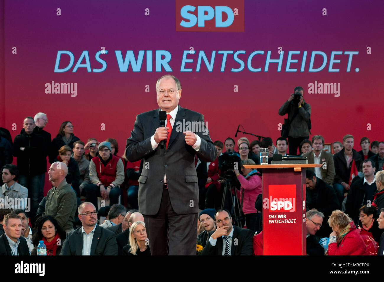 Peer Steinbrück beim Wahlkampf der SPD  Kundgebung zur Bundestagswahl 2013  'Endspurt mit Peer Steinbrück' auf dem Berliner Alexanderplatz. Stock Photo