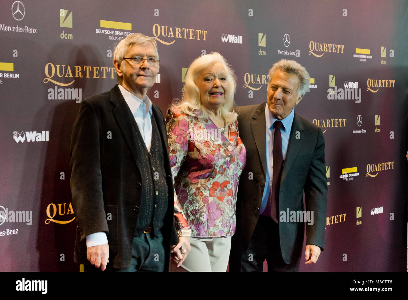 Tom Courtenay, Gwyneth Jones und Dustin Hoffman auf dem roten Teppich bei der Filmpremiere 'Quartett' in der Deutschen Oper Bismarkstraße 35 in Berlin Stock Photo