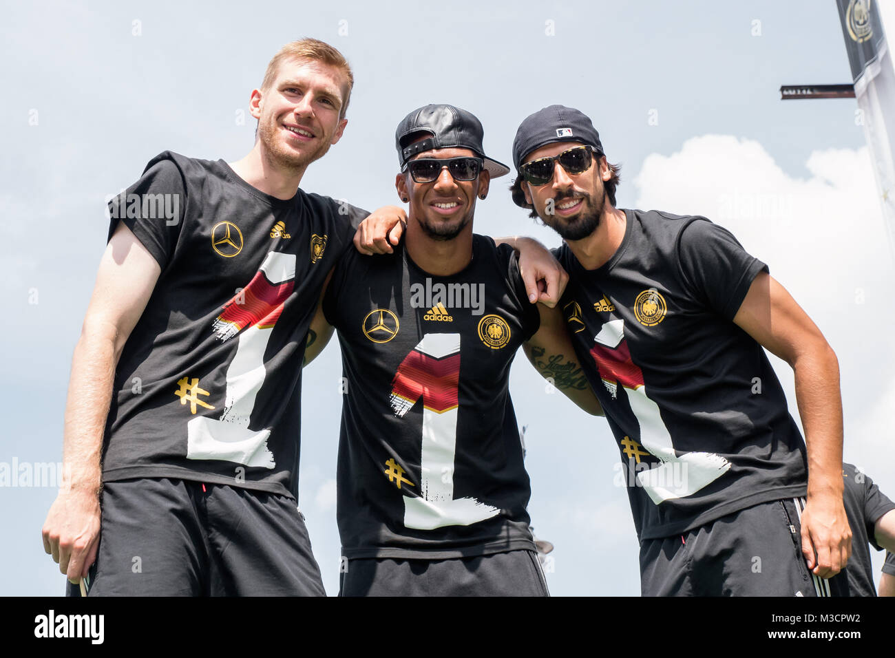 Per Mertesacker, Jérôme Boateng  und Sami Khedira beim Empfang der Nationalmannschaft am Brandenburger Tor zur Fussballweltmeisterschaft 2014 Stock Photo