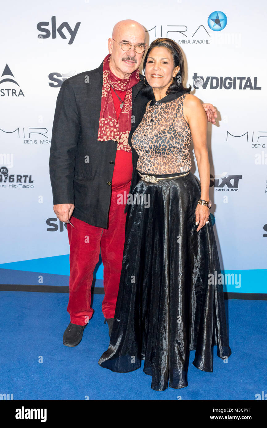 Otto Retzer mit seiner Ehefrau Shirley auf dem blauen Teppich beim 6. Mira Award 2015 in der
