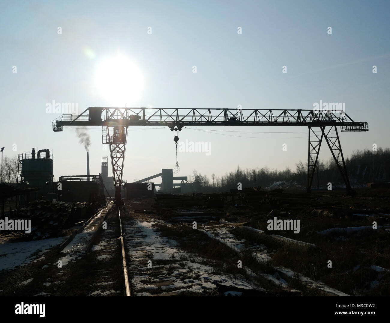 Sawmill industrial machine rails wood evening foto Stock Photo