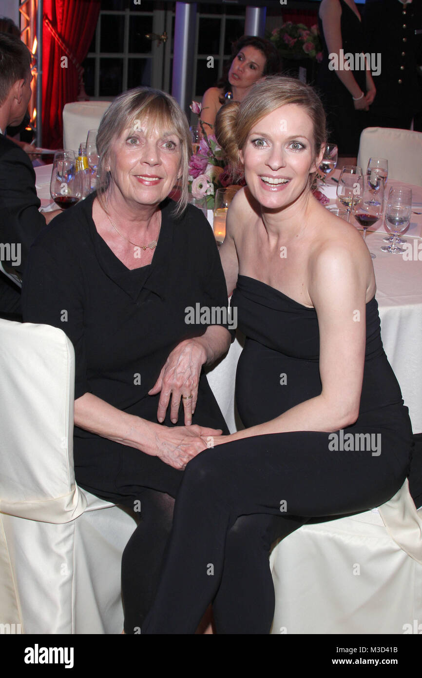 Lisa Martinek & Mutter, GALA SPA AWARDS, 17.03.2012, Baden Baden Stock