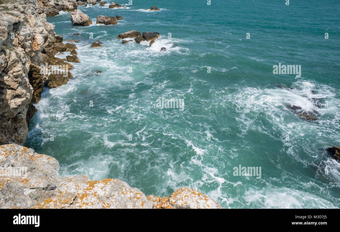 Ocean waves on rock shore hi-res stock photography and images - Alamy