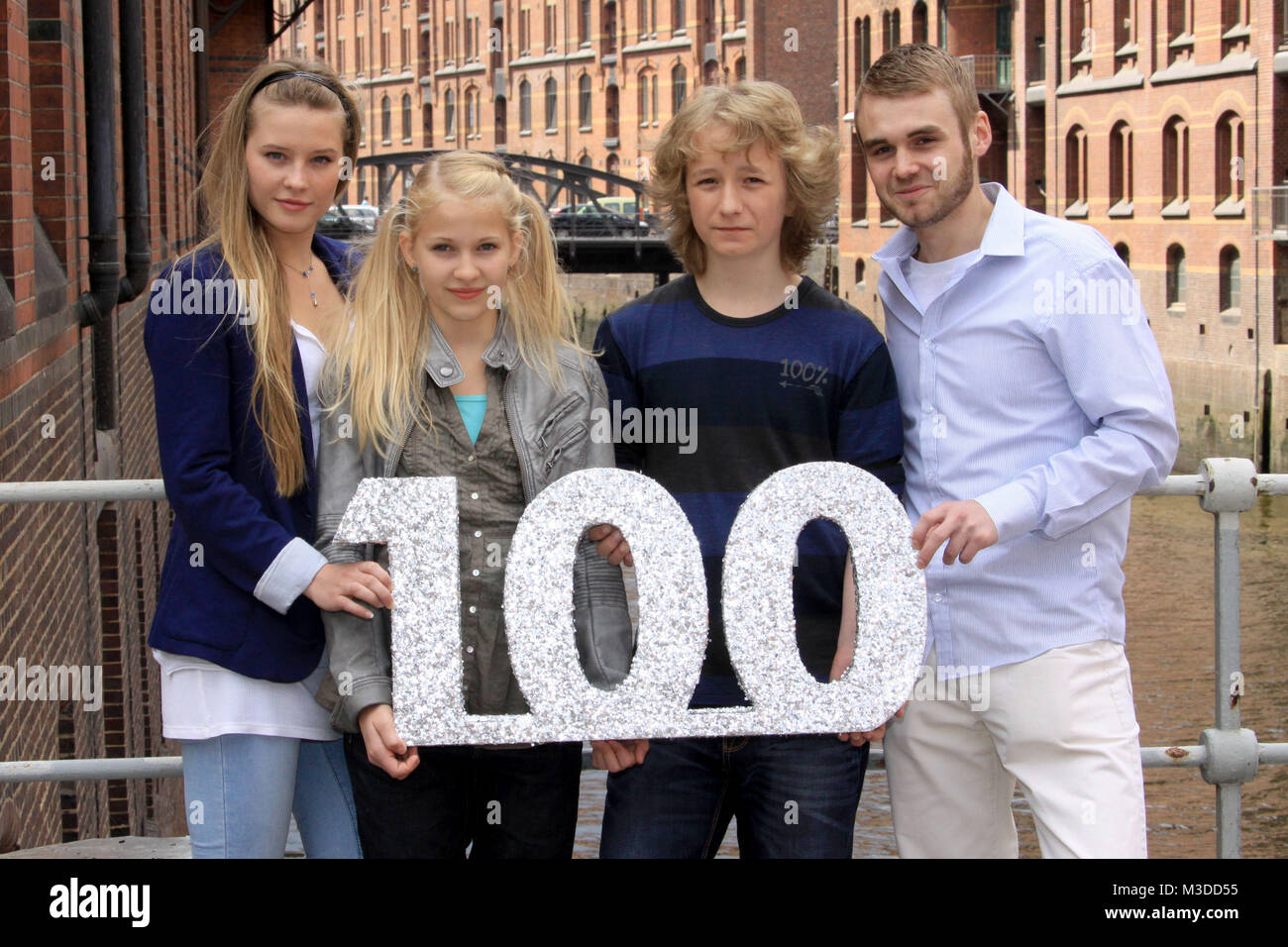 Praesentation der vierten Staffel von 'Pfefferkoerner' (Ausstrahlung ab 9. Okt 8.40 in der ARD), Hafencity Hamburg, 18.08.2010, die neuen 'Pfefferkörner' Katherina Unger (Sophie), Julian Winterbach (Rasmus) sowie die Schauspielerin Vijessna Ferkic (ehemaliges Pfefferkorn 'Tascha') und Schauspieler Julian Paeth (ehemaliges Pfefferkorn 'Fiete') Stock Photo