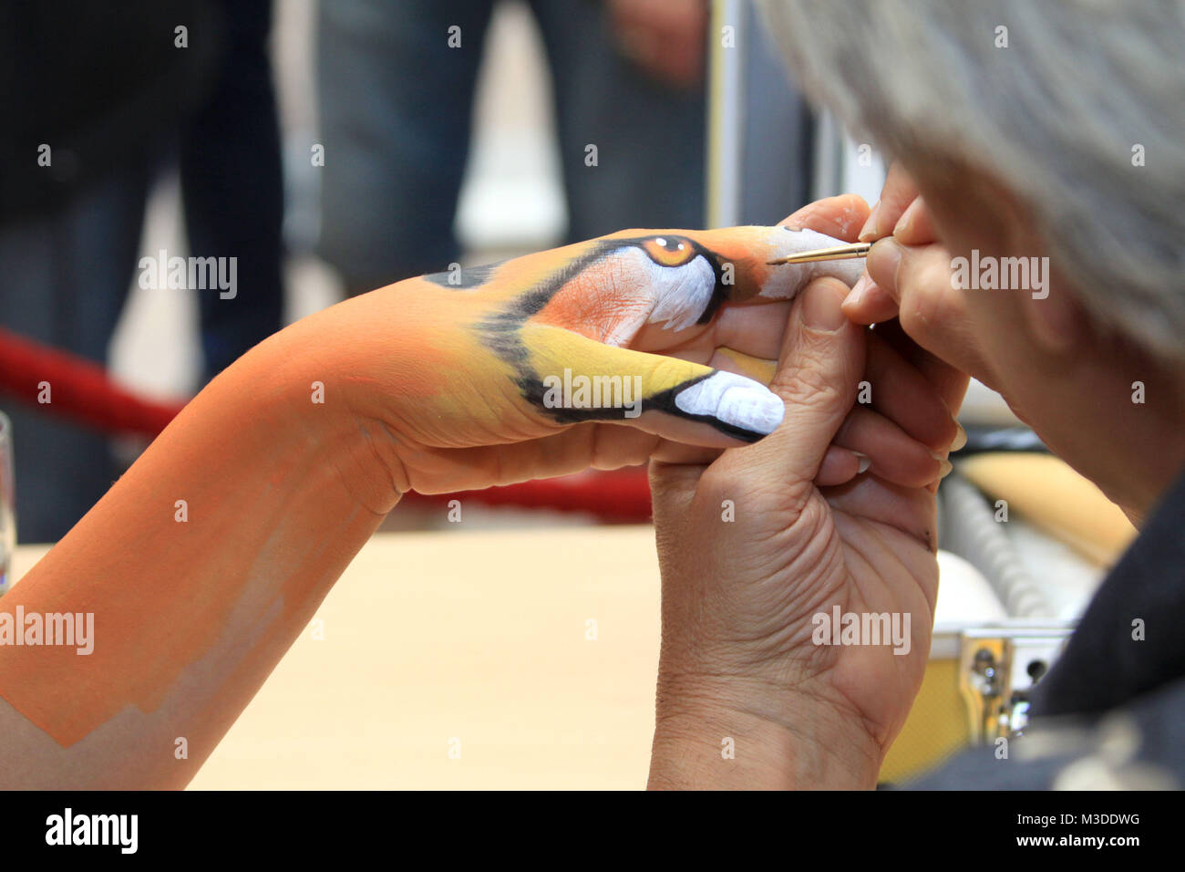 Der italienische Kuenstler Guido Daniele bemalt die Hand der Schauspielerin Sophie Schuett mit einem Geparden, Elbe Einkaufszentrum Hamburg, 12.08.2010 Stock Photo