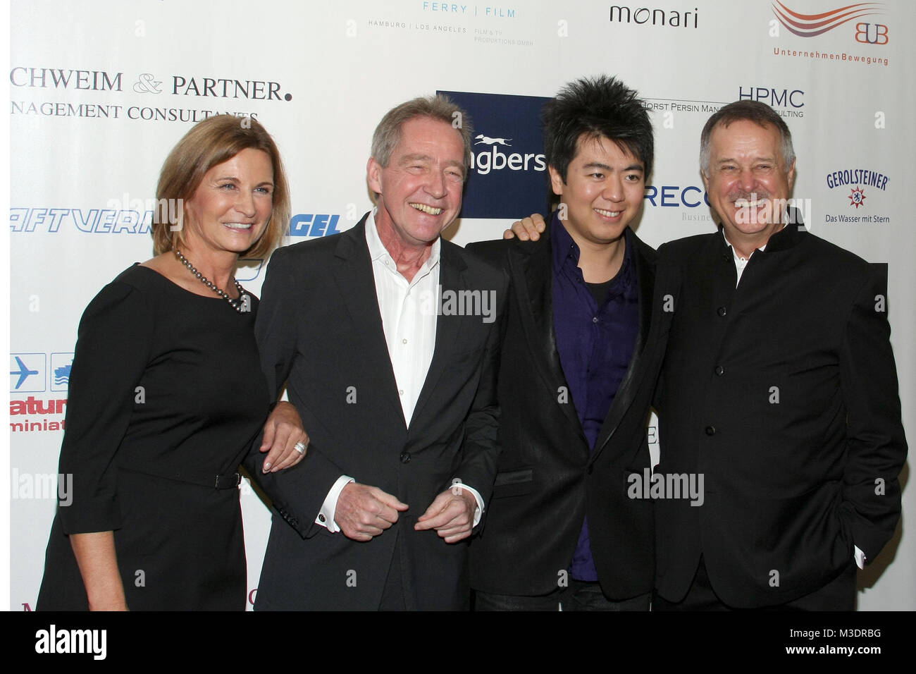 Club der Optimisten Treffen zur Auszeichnung 'Optimist 2010' an Lang Lang, Hamburg, 20.11.2010,  Barbara Kunst, Klaus Utermoehle, der Preistraeger Lang Lang und der Geschaeftsfuehrer von Montblanc Wolff Heinrichsdorff Stock Photo