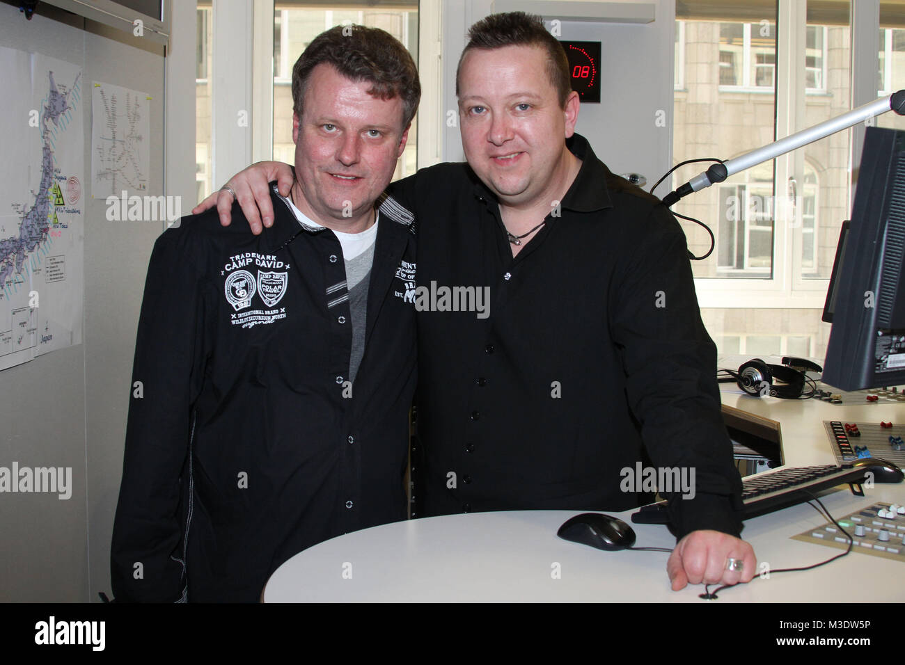Sebastian Krumbiegel und Henri Schmidt von den 'Prinzen' bei 'Marzel Becker & Stephan Heller', Oldie 95, Hamburg, 23.03.2011 Stock Photo