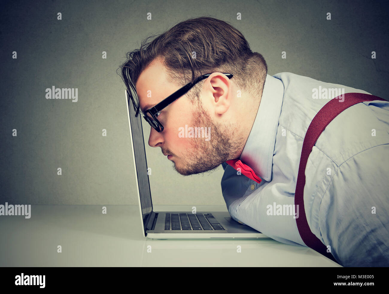 Зрение программист. Уставший программист. Ухудшение зрения за компьютером. Человек за тяжелой работой. Зрение программист.