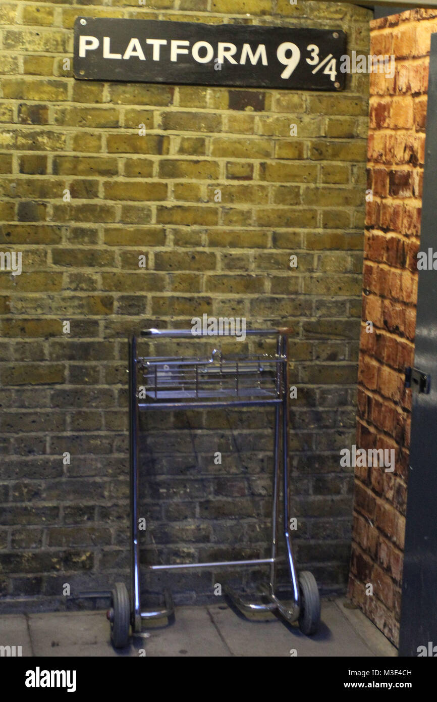 London, Kings Cross, "Harry Potters Bahnsteig Stock Photo Alamy