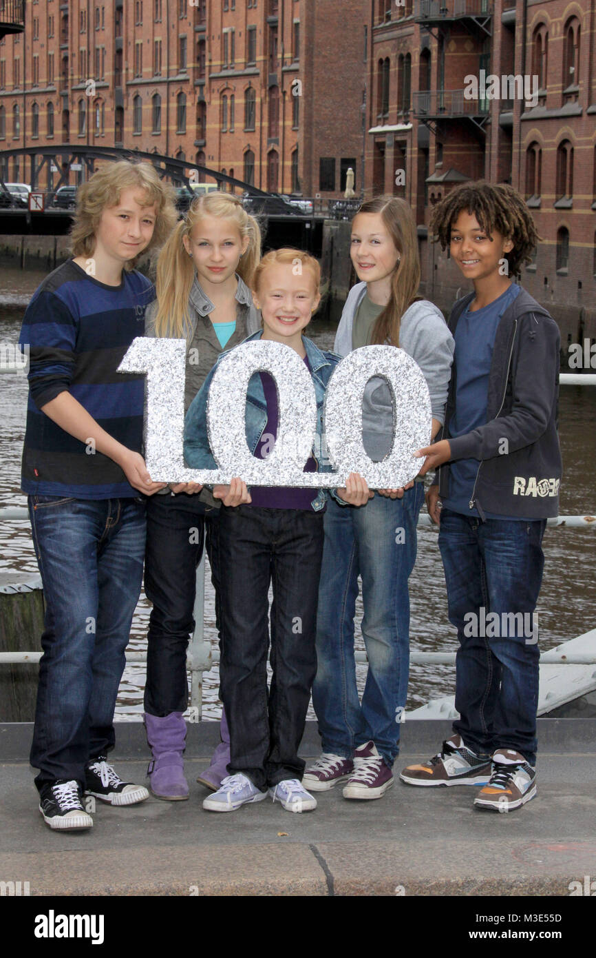 Praesentation der vierten Staffel von 'Pfefferkoerner' (Ausstrahlung ab 9. Okt 8.40 in der ARD), Hafencity Hamburg, 18.08.2010, die neuen 'Pfefferkörner' Aurelia Stern (Emma), Katherina Unger (Sophie), Coco Nima (Themba), Julian Winterbach (Rasmus) und Lale H. Mann (Lina) Stock Photo