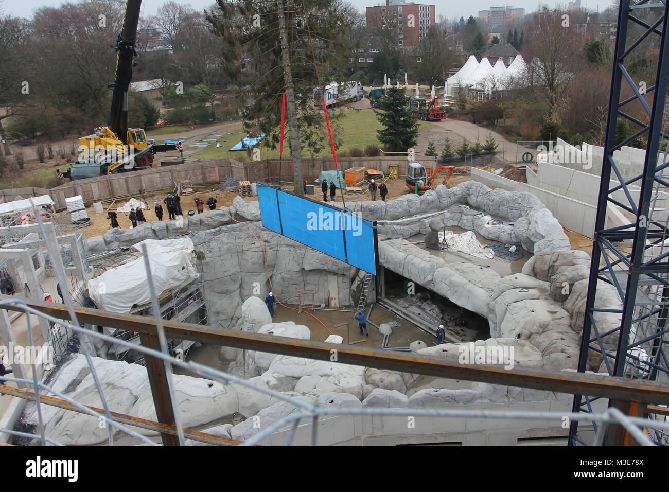 Fototermin Hagenbeck "Eismeer - Einblicke der Superlative", Anlieferung der Sichtscheiben fuer das kuenftige Becken der Walross-Gruppe und fuer das Seebären-Becken, Hamburg, 17.03.2011 Stock Photo
