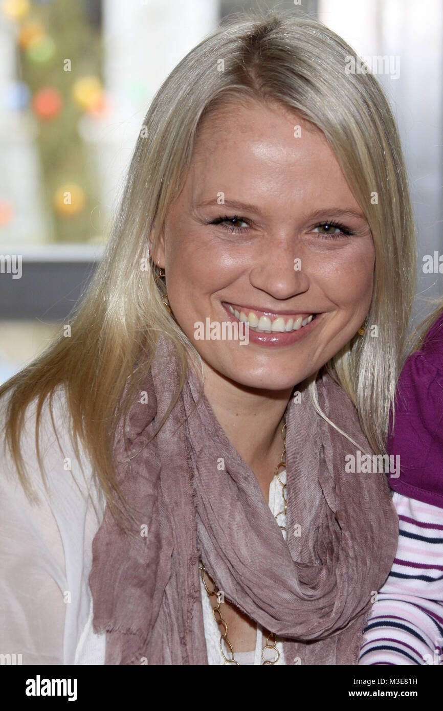 Nova Meierhenrich Begruesst 3000 Famile Im Ronald Mc Donald Haus Stock Photo Alamy