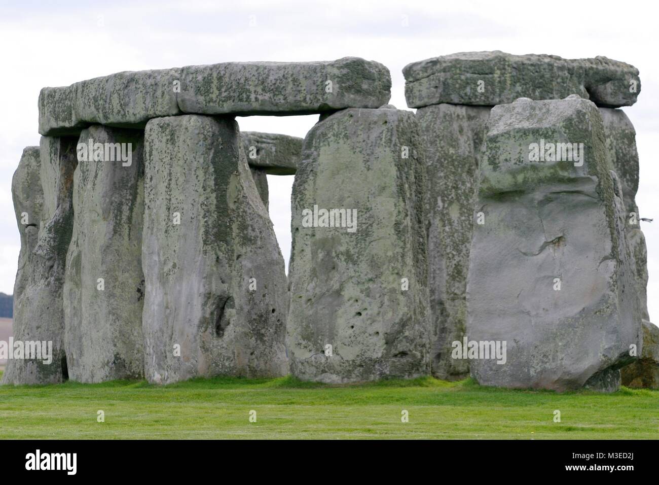 STONEHENGE, Stonehenge ist ein in der Jungsteinzeit begründetes und mindestens bis in die Bronzezeit benutztes Bauwerk in der Nähe von Amesbury in Wiltshire, England, etwa 13 Kilometer nordwestlich von Salisbury. Es besteht aus einer Grabenanlage, die eine Megalithstruktur umgibt, welche wiederum aus mehreren konzentrischen Steinkreisen gebildet wird. Stock Photo