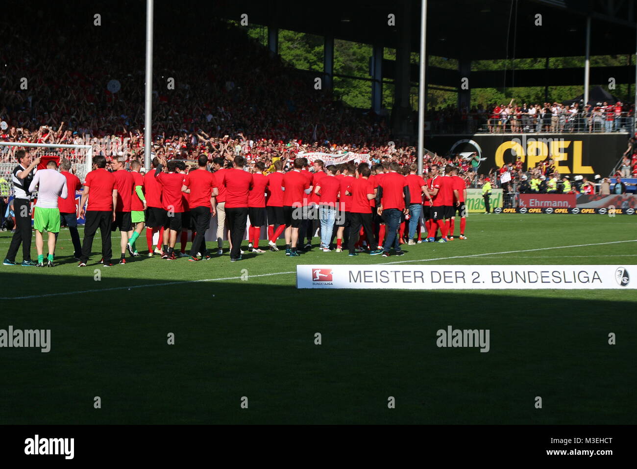 Meister Der 2. Bundesliga - Die Spieler Des SC Freiburg Bedanken Sich ...