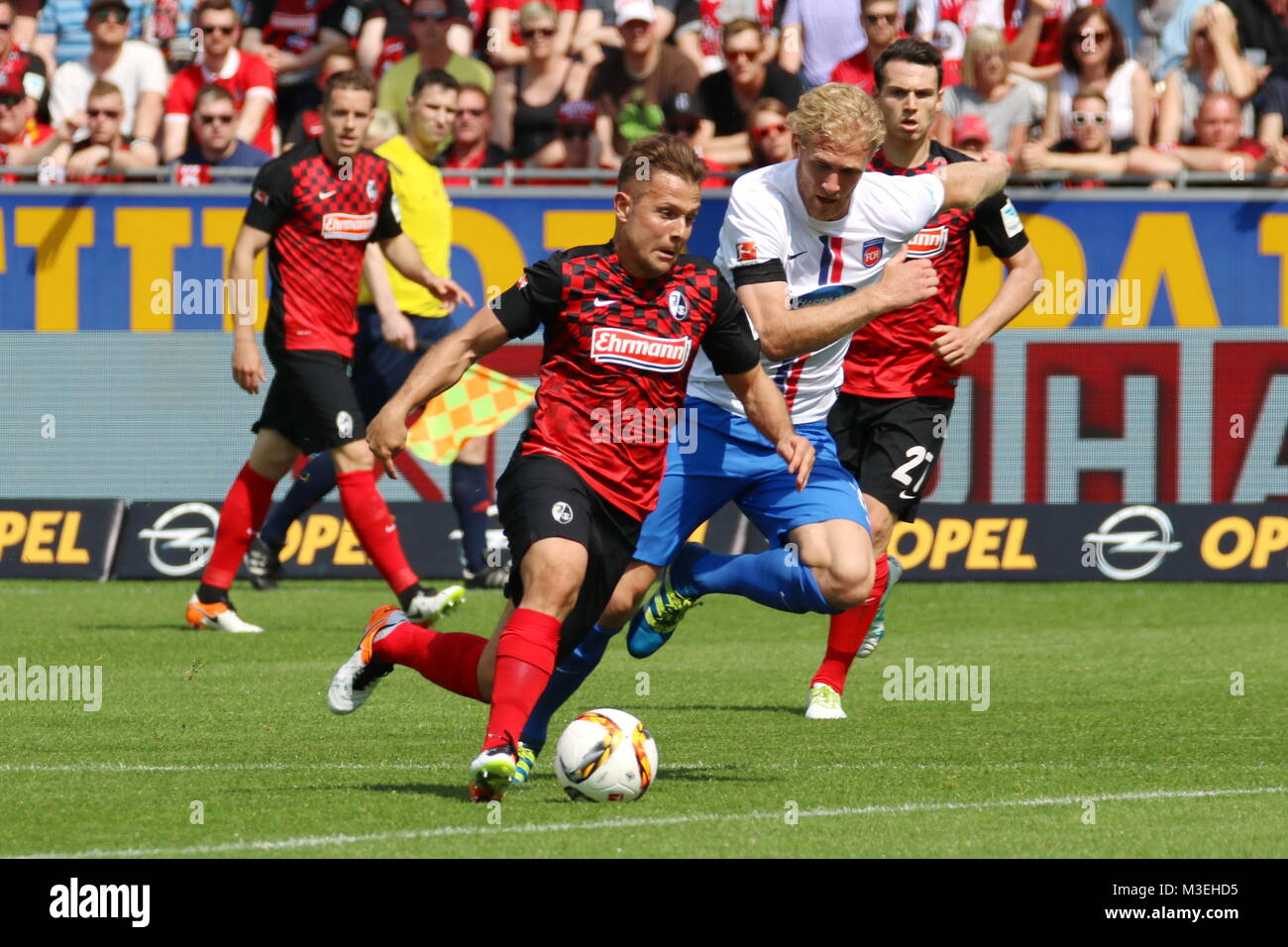 v. li. im Zweikampf  Amir Abrashi (Freiburg) vs Griesbeck, Sebastian (FC Heidenheim)  Fussball: 2.BL. - 15/16 - SC Freiburg vs. FC Heidenheim Stock Photo