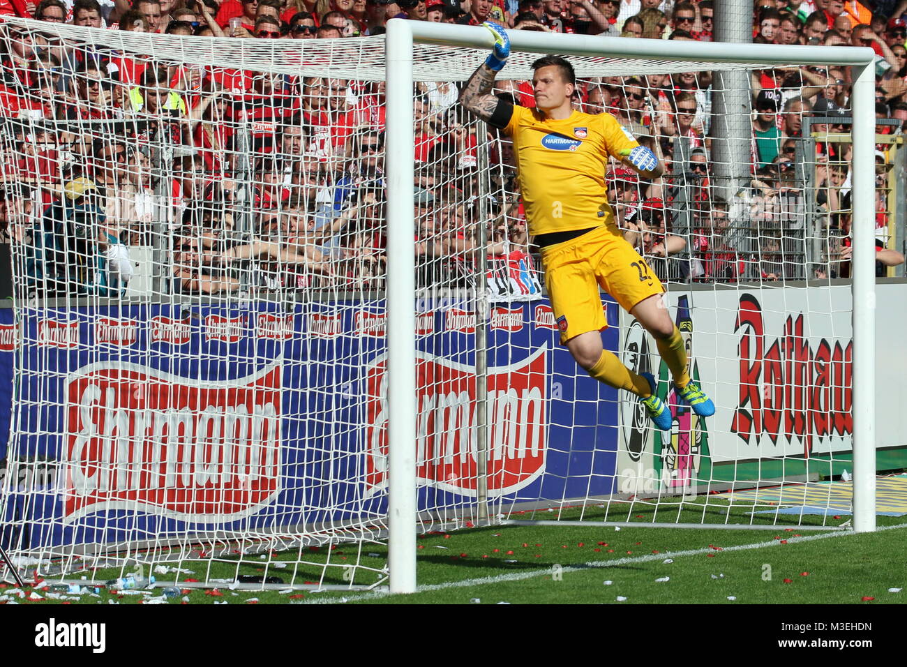 Torhüter Müller, Kevin testet die Tragkraft der Tostange - Fussball: 2.BL. - 15/16 - SC Freiburg ...