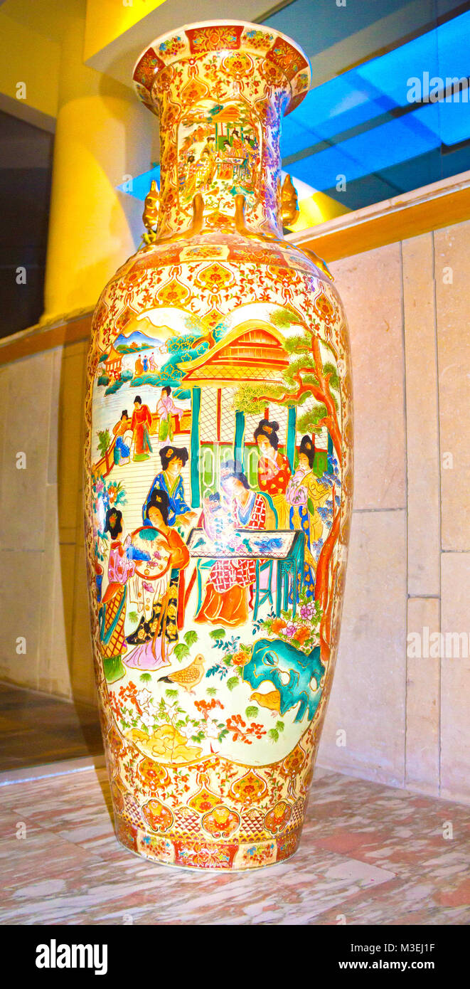 Souvenir Chinese vase in ancient traditions Stock Photo Alamy