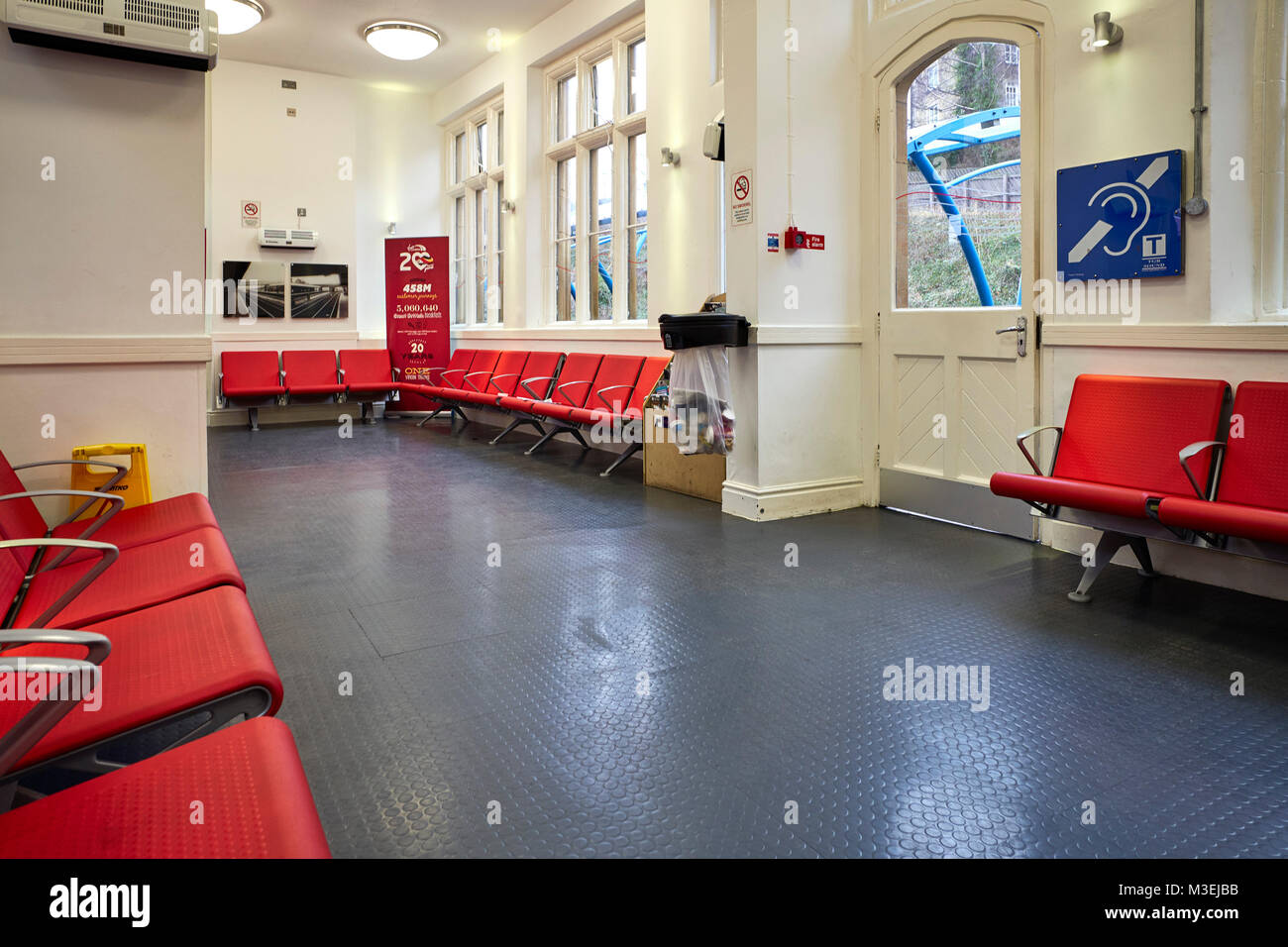 The waiting room on the towards the south side of Lancaster station Stock Photo