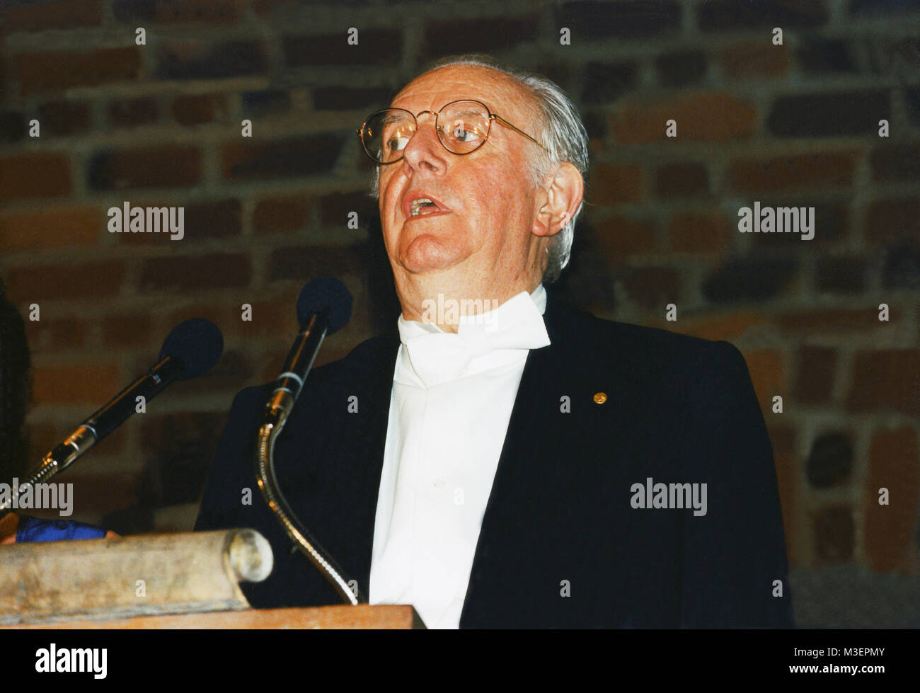 DARIO FO Italian author gives his thanks to the Nobel banquet in Stockholm City hall 1997 Stock Photo
