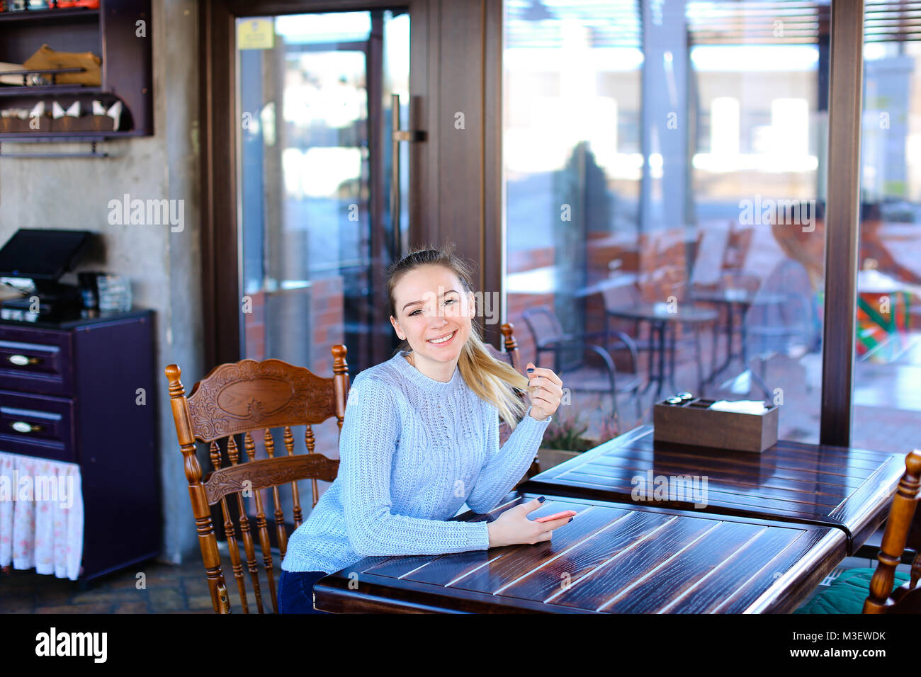 Model waiting photographer for photoshoot in cafe Stock Photo - Alamy