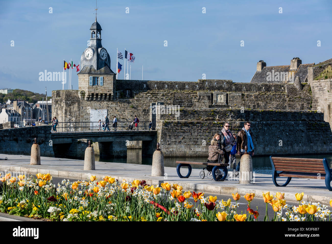 Die Altstadt - Ville Close - von Concarneau in der Bretagne, Finistère, Frankreich, mit Promenade am Hafenbecken Stock Photo