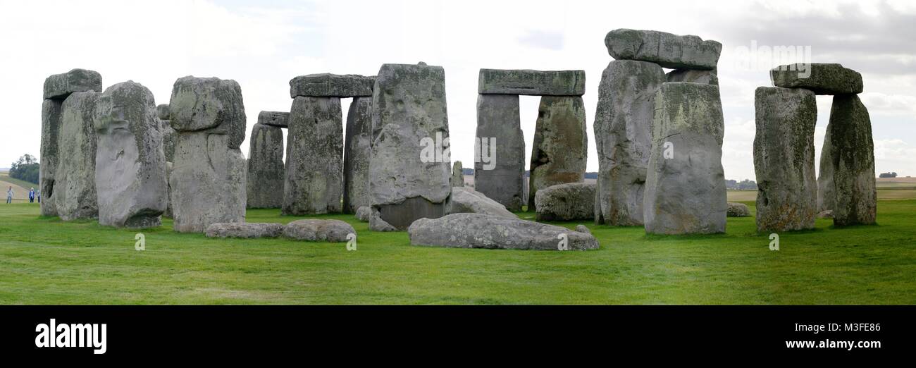 STONEHENGE, Stonehenge ist ein in der Jungsteinzeit begründetes und mindestens bis in die Bronzezeit benutztes Bauwerk in der Nähe von Amesbury in Wiltshire, England, etwa 13 Kilometer nordwestlich von Salisbury. Es besteht aus einer Grabenanlage, die eine Megalithstruktur umgibt, welche wiederum aus mehreren konzentrischen Steinkreisen gebildet wird. Stock Photo