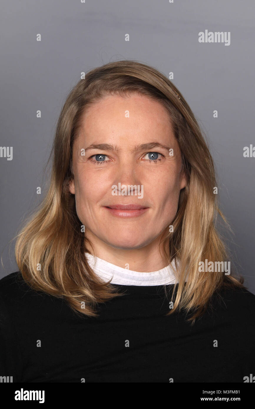 Frau im wald hires stock photography and images Alamy