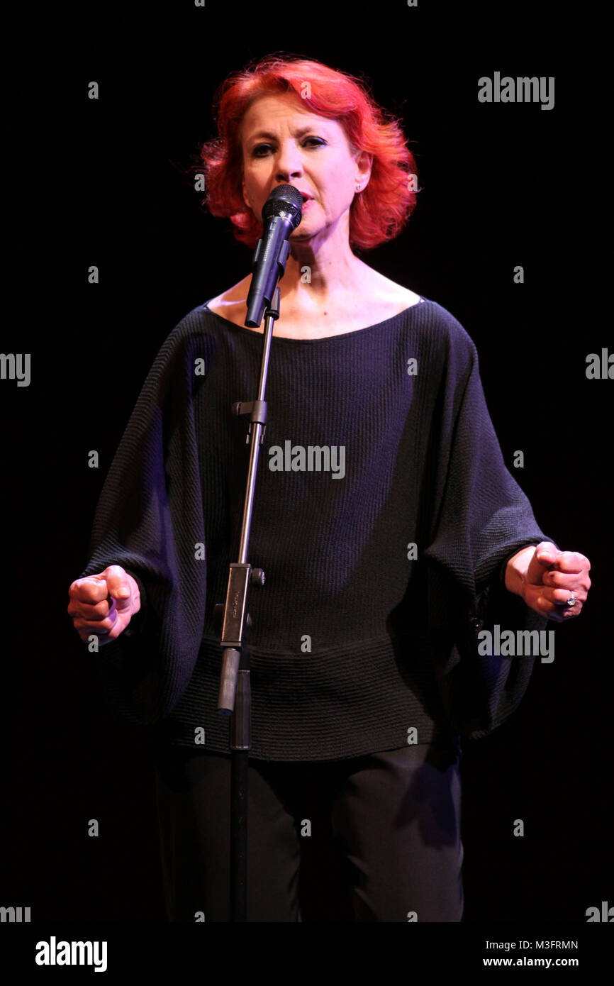 Konzert von der 'aengerin Esther Ofarim, St. Pauli Theater, Hamburg, 04.04.2011, die Saengerin