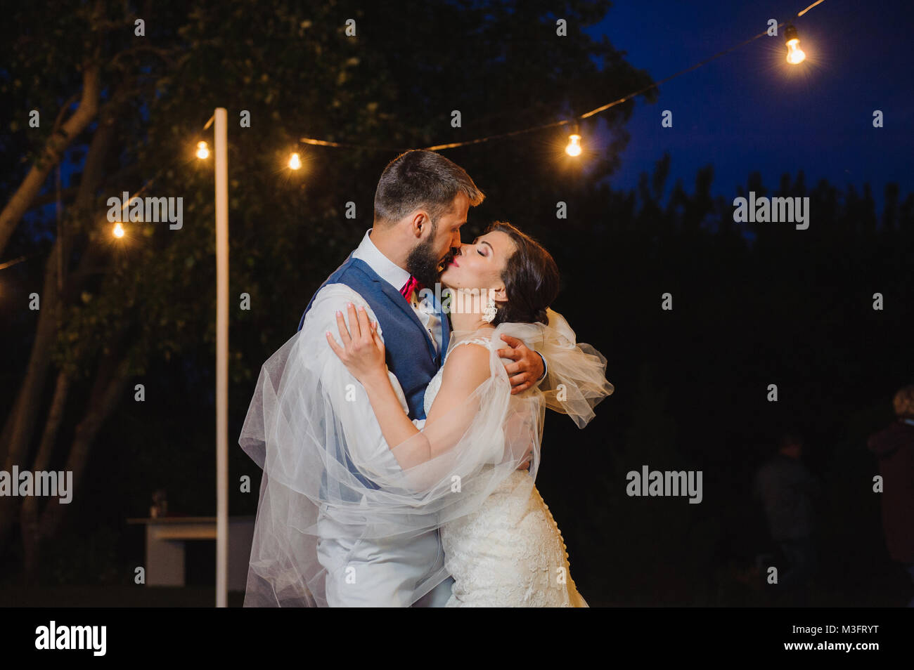 Couple kissing night street hi-res stock photography and images - Alamy