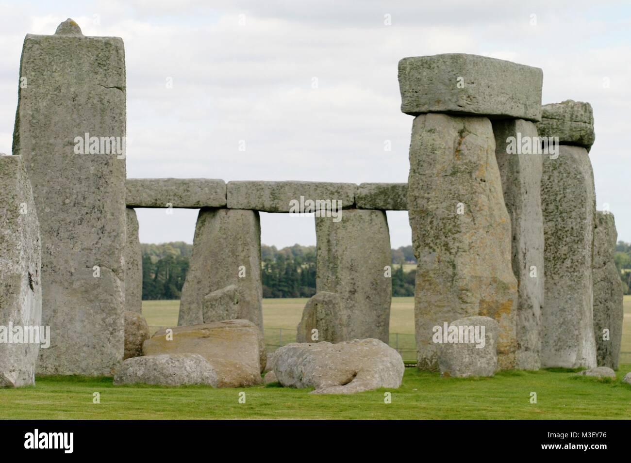 STONEHENGE, Stonehenge ist ein in der Jungsteinzeit begründetes und mindestens bis in die Bronzezeit benutztes Bauwerk in der Nähe von Amesbury in Wiltshire, England, etwa 13 Kilometer nordwestlich von Salisbury. Es besteht aus einer Grabenanlage, die eine Megalithstruktur umgibt, welche wiederum aus mehreren konzentrischen Steinkreisen gebildet wird. Stock Photo